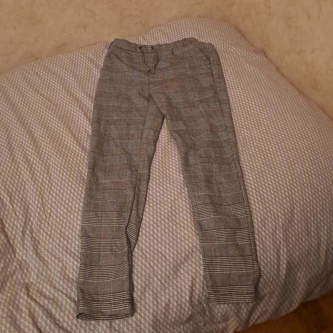 Stiliga byxor från only