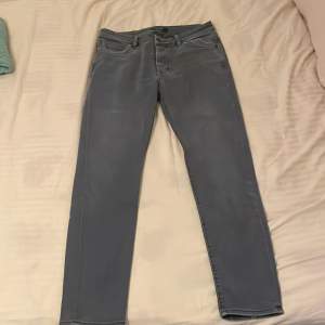 Säljer också dessa fina gråa jeans för männ.  De är slimfit och passar nån som är upp till 188cm. Som tyvärr inte kommer till användning och har knappt använts så inga defekter alls. Från märket NEUW, köptes helt nya för 1990kr. Pris kan diskuteras! 