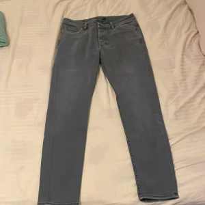 NEUW jeans  - Säljer också dessa fina gråa jeans för männ.  De är slimfit och passar nån som är upp till 188cm. Som tyvärr inte kommer till användning och har knappt använts så inga defekter alls. Från märket NEUW, köptes helt nya för 1990kr. Pris kan diskuteras! 