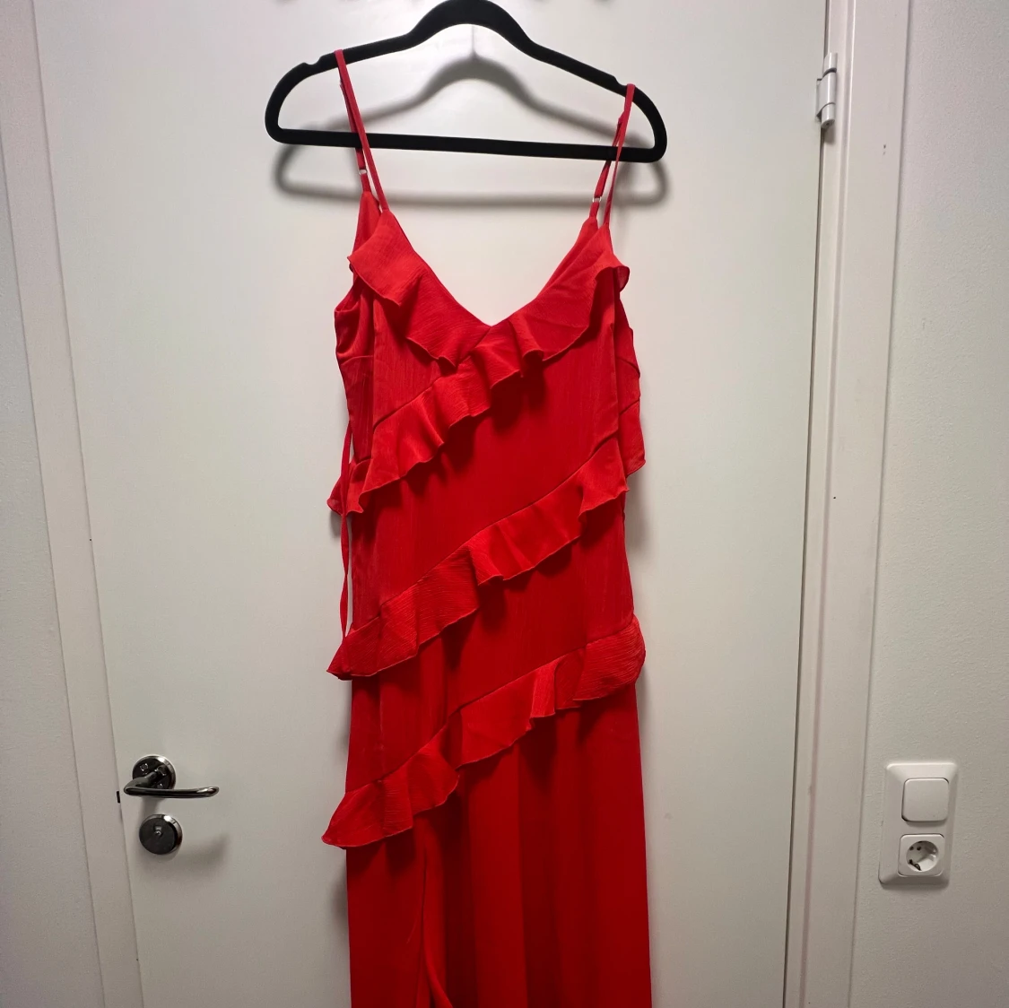 Långklänning med volanger 