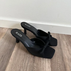 Klackskor med rosett - Klackskor med rosett. Nya utan prislapp och aldrig använda. Tyvärr för små. 