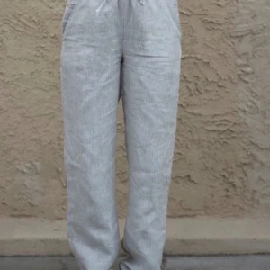 A-design linnebyxor - Slutsålda linnebyxor från A designs gamla kollektion! Super snygga och knappt använda! Strl xxs och köpta för 899:- vad jag minns. Första bilden är lånad andra två är mina