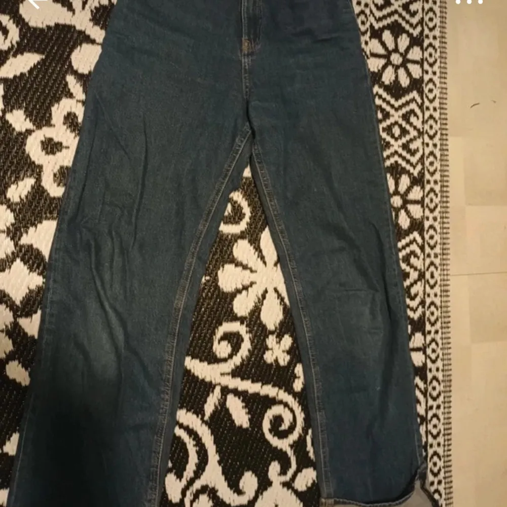 Högmidjade jeans med uppfälld kant. Väll använda men bra skick. Storlek: 164. Jeans & Byxor.