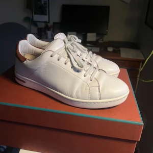 Loro Piana skor - Säljer ett par Loro Piana Traveller Walk, skick 8/10, storlek 41/42. Nypris cirka 10 000kr 100% Kalvskinn och suede på hälen  Dustbag, box och skoinlägg  Dm för fler bilder 