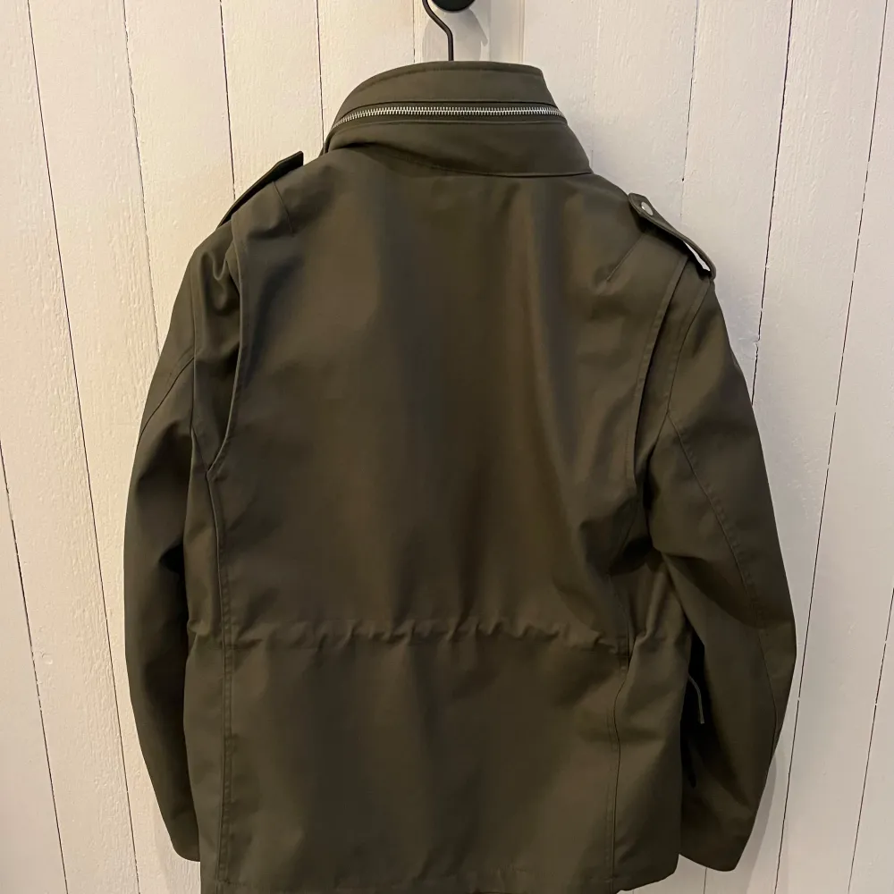 Säljer en svin snygg field jacket från märket mango. Färgen är olivgrön. Jacken har inte använts mycket alls så skicket är 9/10. Skriv vid frågor och funderingar   //Olle. Jackor.