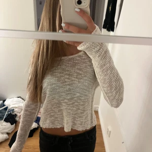 Stickad tröja  - Stickad tröja från Vila  litet hål på baksidan vid nacken