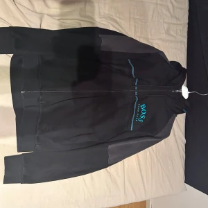 Hugo boss kofta - Säljer min gamla hugo boss kofta, storlek S. Har använt koftan i något år men tagit hand om den väl och den är fortfarande så gott som ny. Inga hål, inget slitade, inga rivmärken. Den är köpt från johnells för 2 lax. Hör av er vid intresse 