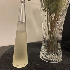 L’Eau d’lssey parfume - En blommig/akvatisk doft som väcker sinnena till liv och fyller kroppen med energi och lust. Den luktar väldigt fräscht. Köpt för ca 1300kr. 