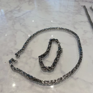 Kedjor - Kedjor i set till salu, halsband och armband. Inte mycket att säga förutom att skicket är så gott som ny. Hör av er vid intresse