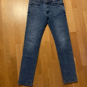 Dressman jeans  - Dressman jeans, små snygga slitningar. 31/32