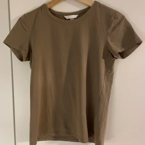 Brun t-shirt - Brun t-shirt. Ganska ny, använd ett par gånger, bra skick 