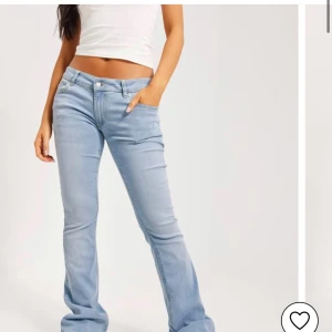 Söker! - Söker dessa ljusblåa jenas i storlek 32 som är helt slutsålda på nellys hemsida:)