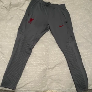 Nike x liverpool träningsbyxor  - Säljer nyköpta Nike x liverpool byxor pga att dom inte passar