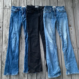 Zara jeans - Low waist bootcut jeans från zara i mycket bra skick. Vill bli av med kläder så därmed endast 300kr för alla 3! Alla är storlek 34 och passar mig bra i längden som är 170!