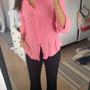 Rosa skjorta - Superfin skjorta! En av knapparna är trasig men den funkar fortfarande att knäppa