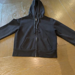 Svart tröja - Tröjan har 2 små fläckar längst ner som är med på bilden men inget som syns om man inte kollar på det nära💞 ganska liten i storleken med så skulle säga att den är mer som 170🥰