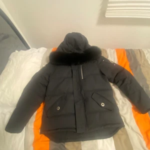 Moose knuckles  - Säljer min moose knuckles pågrund av att den blivit för liten på mig den är i fint skick och har bara använts en vinter, värmer väldigt bra och är en riktigt fett vinter jacka för ett rimligt pris, kan mötas upp i Norrköping eller frakta iväg 