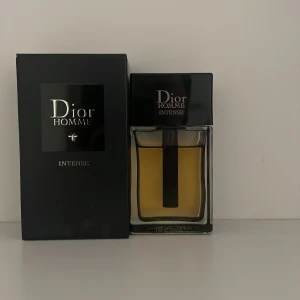 Dior homme intense - Säljer nu denna jätte fina doften från dior då jag aldrig använder den. Storlek 50 ml Cirka 85-90% kvar!