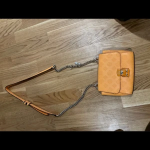 Guess väska  - Använd 1-2 gånger inte min stil på väska där av säljer jag den, nypris cirka 1000kr