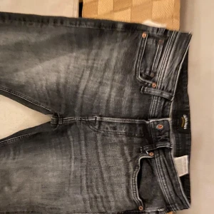 Jack & Jones Jeans - Svarta jeans nyskick. Modellen heter Tapered/Mike. Storlek 29/30.