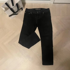Jacob Cohën jeans - Säljer ett par riktigt feta jeans ifrån Jacob Cohën i mycket fint skick. Dessa är i storlek 31, passar även 30. Nypris på dessa ligger runt 5500, jag säljer för endast 1099! Priset kan diskuteras vid en snabb affär mvh Jonathan. 