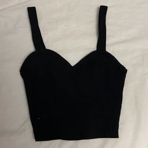 Svart top - Jätte fin svart top i nytt skick💗kan dock inte använda för den är lite för liten 
