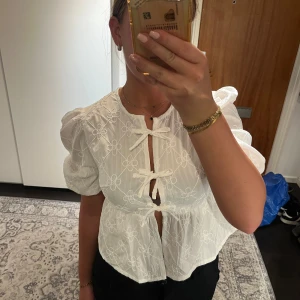 Vit knytblus - Vit knytblus med blommor Stl s 80kr