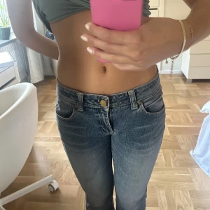 Lågmidjade Lee jeans  - Superfina lågmidjade jeans från Lee i bootcut modell! Sparsamt använda! Skriv för fler bilder eller prisförslag! Vill bli av med de asap!!!