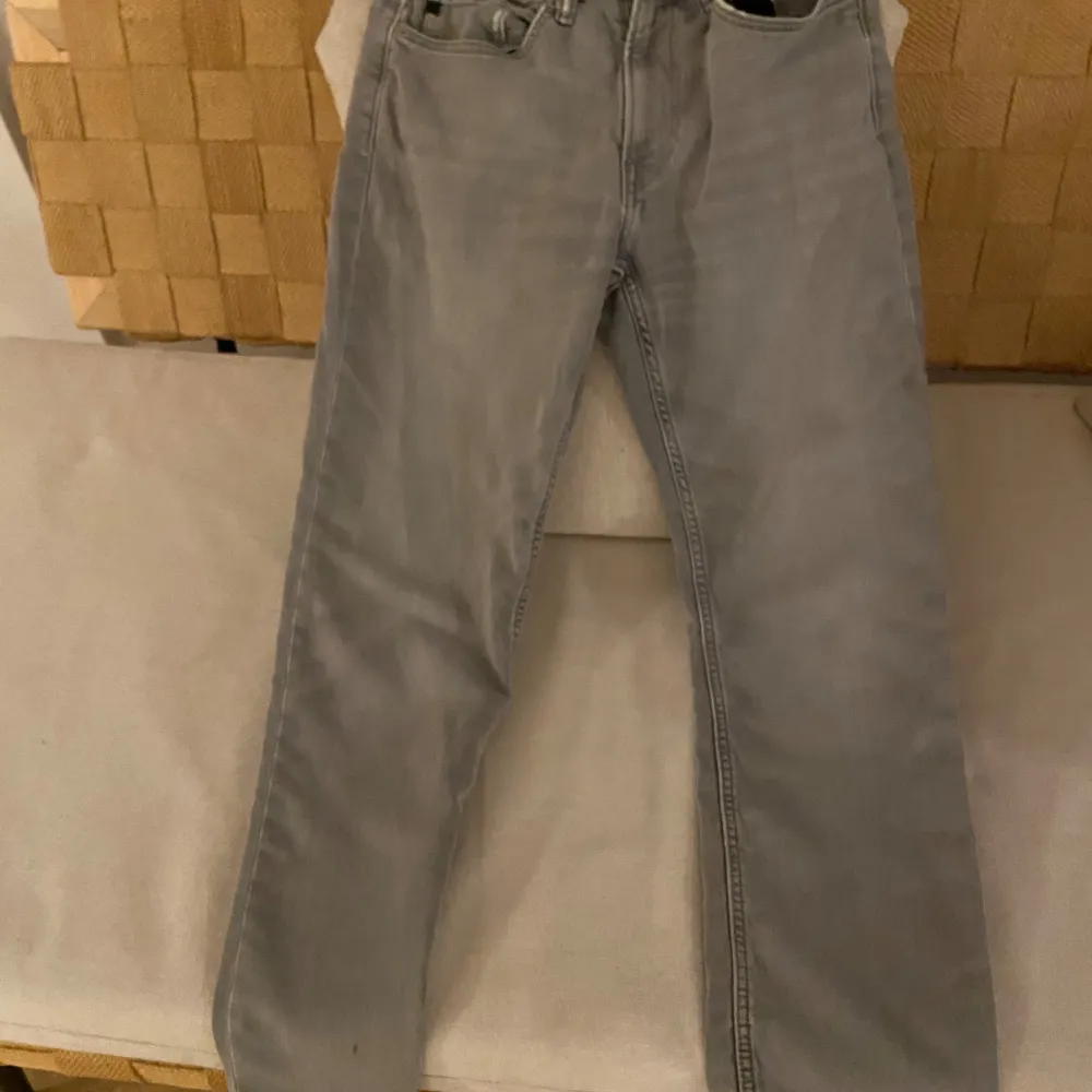 Grå jeans joggers från H&M, regular fit, storlek 29/30. Fint använt skick.. Jeans & Byxor.