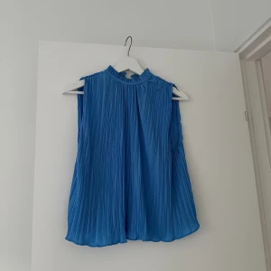 Topp - Plisserad topp med halterneck