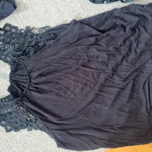 Linne - Jätte snyggt svart linne som passar till allt 💗