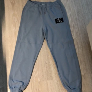 Calvin Klein byxor - Säljer byxorna för att de är små. Väl behandlade och inget fel med dem. 