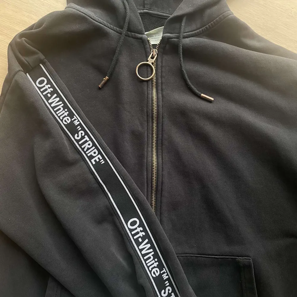 Off-White hoodie Storlek XL Inga defekter  Väl använd  Djur och rökfritt hem   Skriv gärna om du har frågor!. Hoodies.