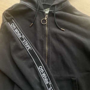 Off-White hoodie - Off-White hoodie Storlek XL Inga defekter  Väl använd  Djur och rökfritt hem   Skriv gärna om du har frågor!