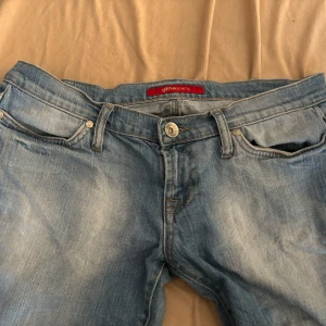 lågmidjade jeans - köpt secondhand från början gina! står inte strl men passar s å passar någon som e emellan 160-165