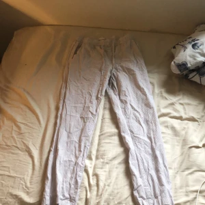 lager linne byxor🤍 - bra skick, säljer pågrund av att de är ganska korta, jag är 171cm lång