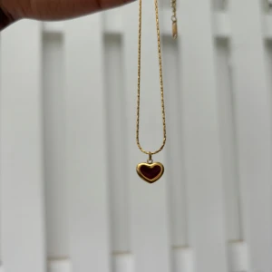 18K Guldpläterat Hjärthalsband  - Elegant halsband i rostfritt stål, 18K guldpläterat och dekorerat med en unik röd droppande emaljpendel.