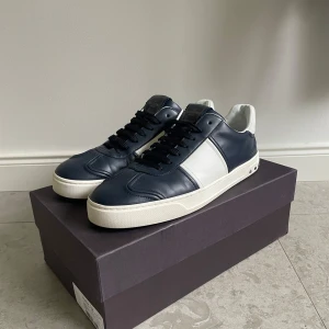 Valentino Flycrews Marinblå - Säljer dessa galet snygga Flycrews i ett stilrent marinblått läder. Galet bra skick, 1 nit är utbytt så INGA NITAR SAKNAS, nästintill nyskick! Box och dustbag medföljs, självklart äkta. Tveka inte att höra av dig vid frågor eller prisförslag!😊