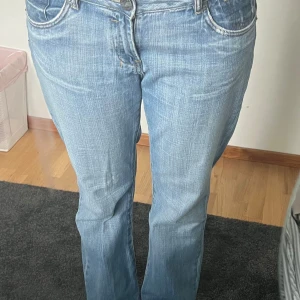 Lågmidjade jeans  - Storlek 32/34 passar perfekt om man vill ha dem mer loose är storlek S som referens!