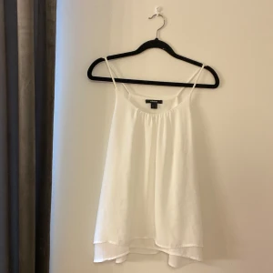 Blus  - jätte gulligt linne/blus i jätte bra skick. Storlek 36 men passar 34💗