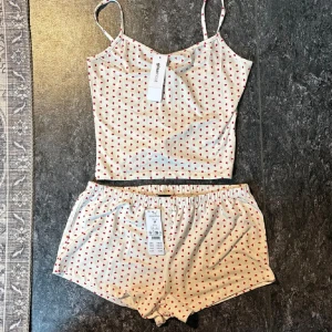 Pyjamasset  - Säljer nu detta gulliga Pyjamasset ifrån Gina Tricot. Helt nytt med prislappar. Köpte här på plick men det passande inte som jag ville tyvärr