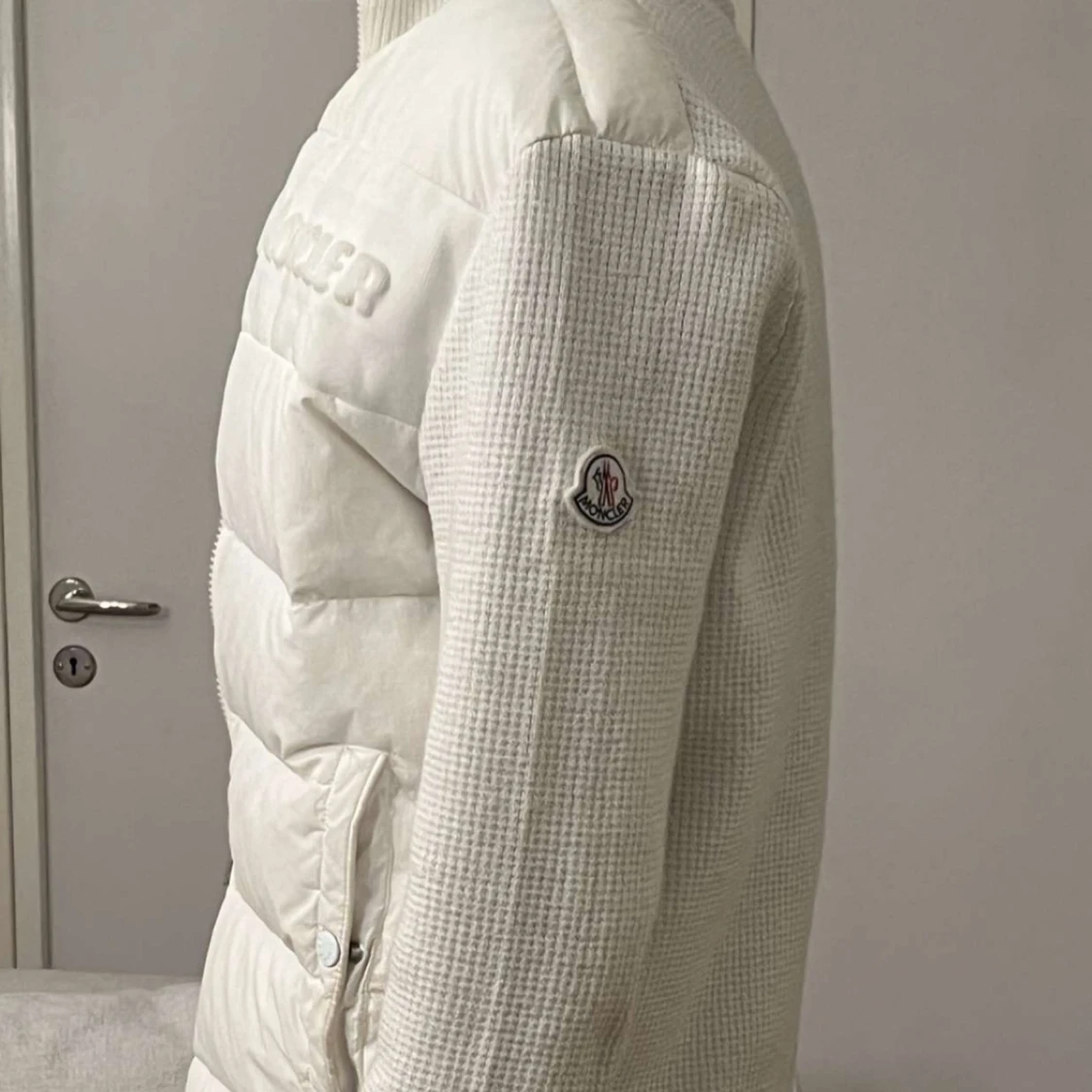 Moncler jacka till salu, pris diskuteras - 90