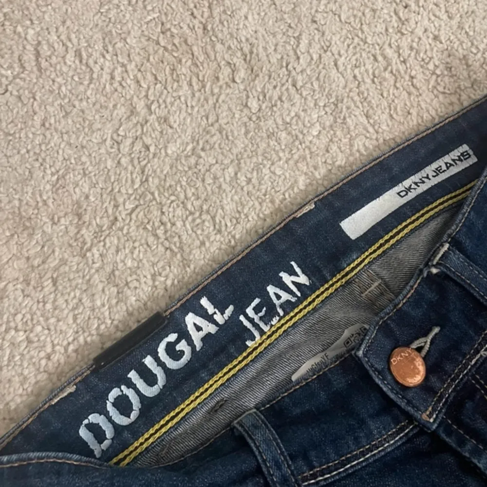 Snygga jeans som ja köpte på vinted men passade inte. Midjemått 37cm innerbenslängden 71cm. Bra skick. Två första bilderna är lånade från förra ägaren. . Jeans & Byxor.