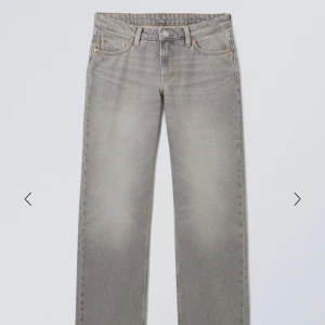 Arrow Low Straight Jeans i dimgrå - Säljer ett par snygga Arrow Low Straight Jeans från Weekday i en cool dimgrå färg. De har en låg midja och en rak i benen. Helt nya inplastade och aldrig använda då jag råkade beställa två och inte han returnera dubbletten.