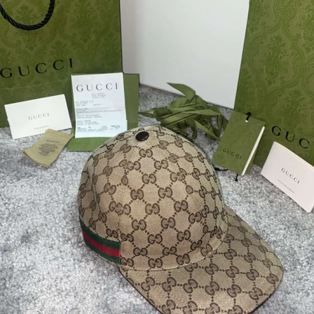 Gucci keps beige i topp skick, kepsen är helt ny utan några defekter. Pris 2700kr  Storlek S, 57 cm Endast seriösa köpare  Allt OG följs med vid köp, kvitto dustbag och mer. Kan mötas i Stockholm eller Järfälla . Accessoarer.