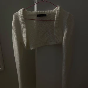 Bolero - Vit bolero ifrån Zara i storlek M men skulle säga att den är mer mot S/XS hållet. Den är lite sliten upptill som syns på andra bilden men inget man lägger mycket märke till. 
