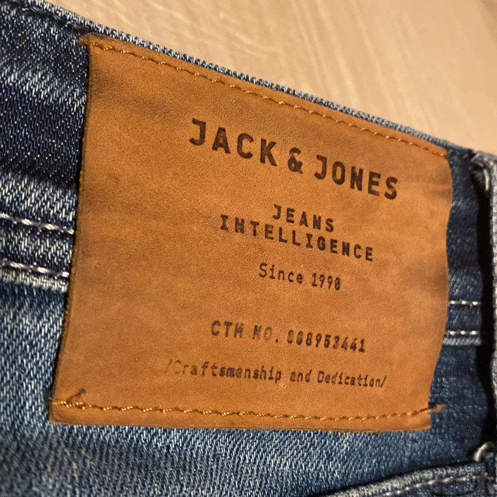 Dehär Jack and Jones jeansen är i bra skick och ligger för ett strålande pris, 309kr. Storlek 31/32. Om du har några frågor kan du alltid meddela mig!. Jeans & Byxor.