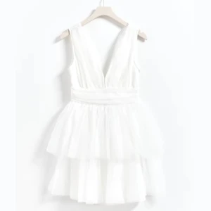 Studentklänning - Säljer den slutsålda Gina tricot klänning perfekt till studentdagen!😇 den är OANVÄND med prislappar kvar! Den är i storlek S och nypris är 599kr💕pris går att diskutera!