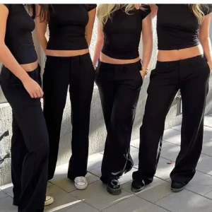 Alobha kostymbyxor - Såå fina kostymbyxor från Alobha✨🫶🏻 uppsydda så de passar om man är 165💞 de är lågmidjade och raka i modellen, väldigt stora i storleken skulle gissa att de passar xs-s, nypris 900kr