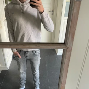 Morris hoodie - Säljer min tvär feta morris hoodie pga att den har blivit lite liten. Storlek XS, Skick 10/10, bara använd ett fåtal gånger. Modellen är ungefär 174cm och väger 60kg, Nypris:1499kr, mitt pris:599kr. Hör av dig om du har några funderingar. 